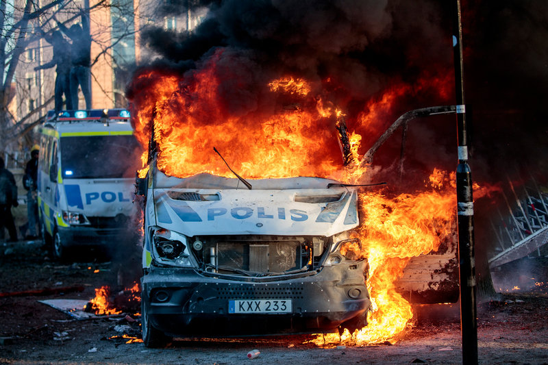 Motdemonstranter satte eld på tre polisbussar i Sveaparken i Örebro.