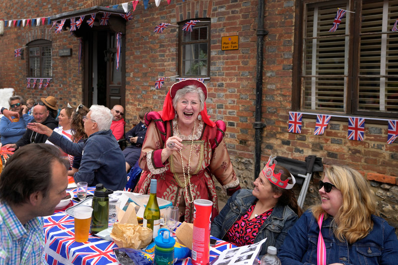 Gatufest i East Sussex England på söndagen. Under dagen bedöms omkring 67 000 kröningsluncher (Big Lunch) ha anordnats runt om i Storbritannien.