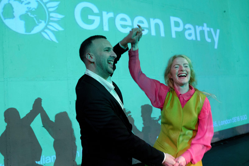Gröna partiets ledare Zack Polanski firar med Hannah Spencer efter hennes seger i ett fyllnadsval till parlamentets underhus i februari. Arkivbild.
