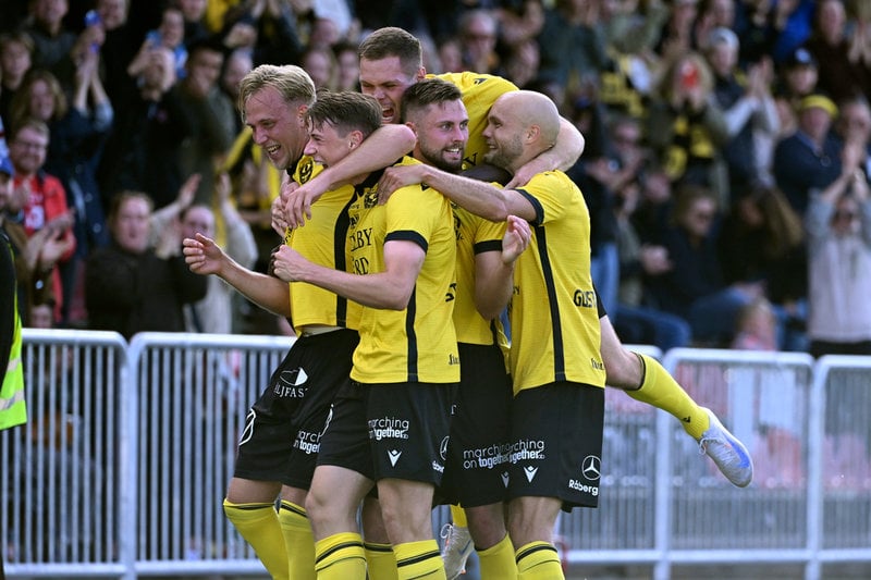 Mjällbyspelare jublar efter Herman Johanssons segermål mot Brommapojkarna.