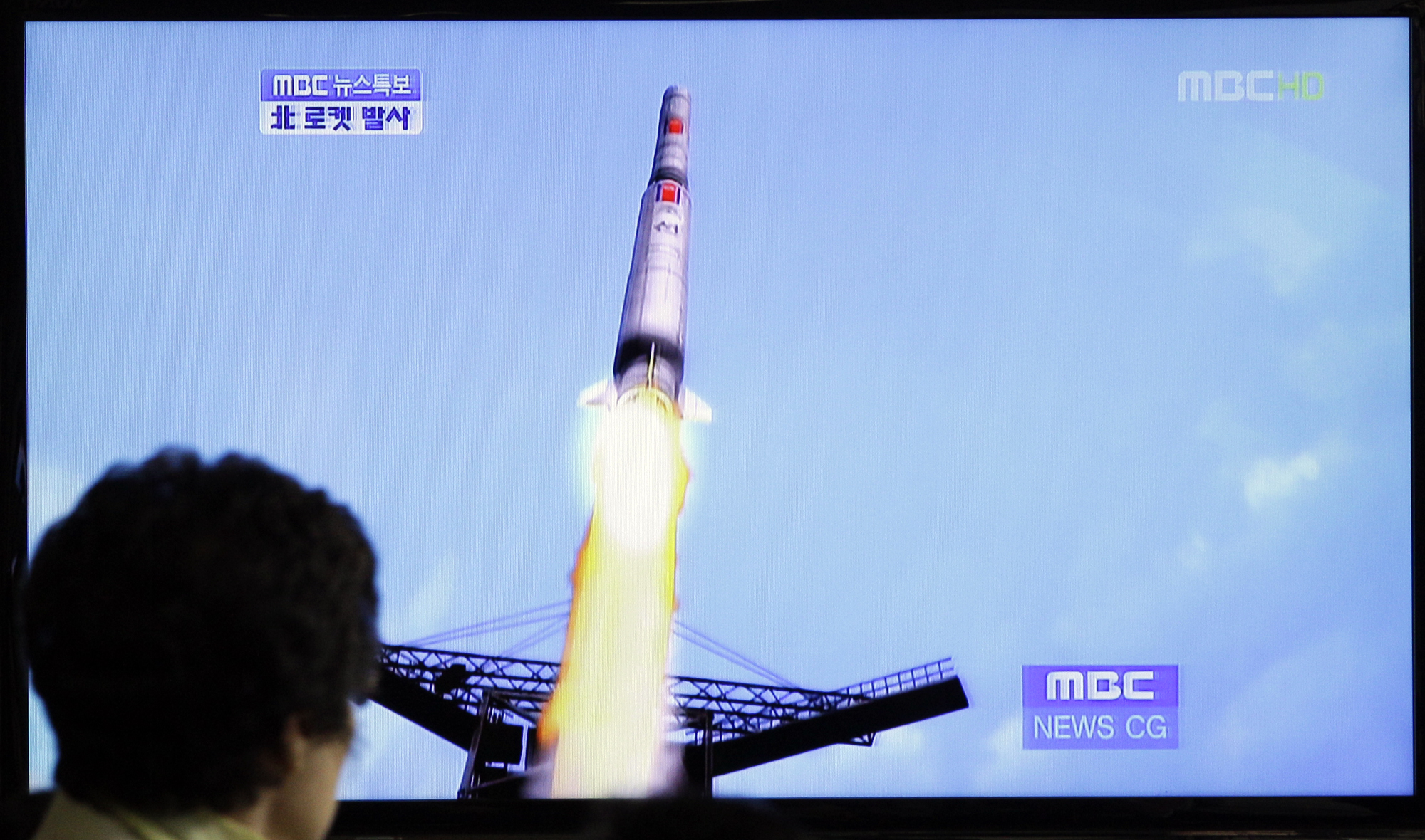 8. Du bör undvika att skjuta raketer i dag. Det blev en total flopp för Nordkorea när deras raket kraschade bara någon minut efter uppskjutningen. Raketen var tänkt som en del av firandet av landets grundare Kim il-Sungs födelsedag. 8. Du bör undvika att skjuta raketer i dag. Det blev en total flopp för Nordkorea när deras raket kraschade bara någon minut efter uppskjutningen. Raketen var tänkt som en del av firandet av landets grundare Kim il-Sungs födelsedag.