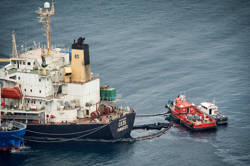 Bogserbåt understödjer en lastfartyg som kolliderat utanför Gibraltar.