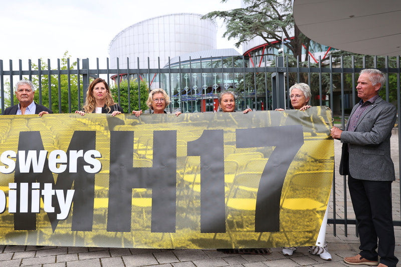 Människor demonstrerar med krav på svar om nedskjutningen av planet MH17 i östra Ukraina 2014. Bild tagen utanför Europadomstolen i Strasbourg i samband med onsdagens domslut.