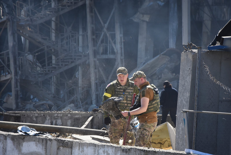 Ukrainska soldater vid en attackerad byggnad i Odessa på tisdagen.