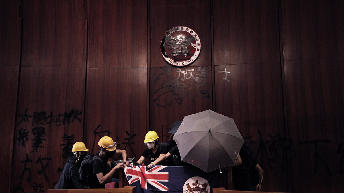 Demonstranter inne i parlamentskammaren under stormningen i Hongkongs lagstiftande råd i juli 2019. Arkivbild.