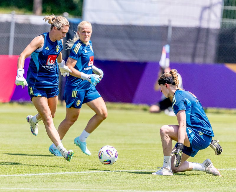 Den svenska målvaktstrion Jennifer Falk, Emma Holmgren och Tove Enblom under onsdagens träning på den svenska EM-basen i Cham.