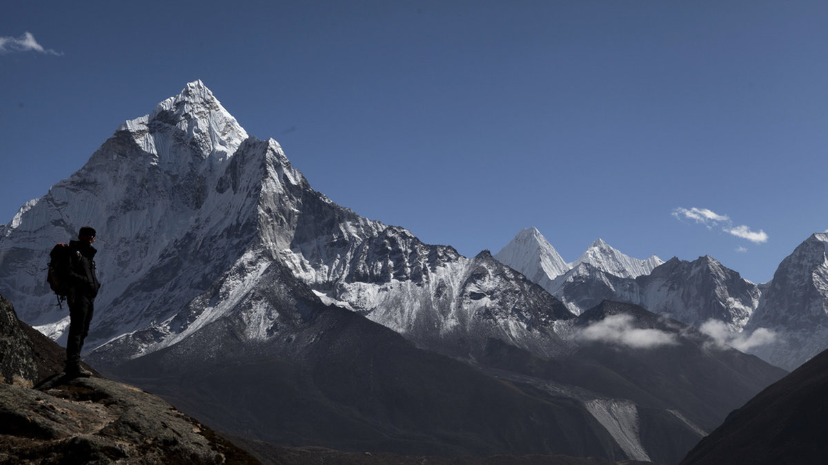 En vandrare pausar på väg mot Mount Everests basläger i Nepal 2015. Arkivbild.