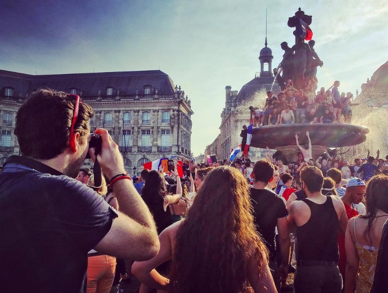 Folkhav och fontän i Bordeaux.