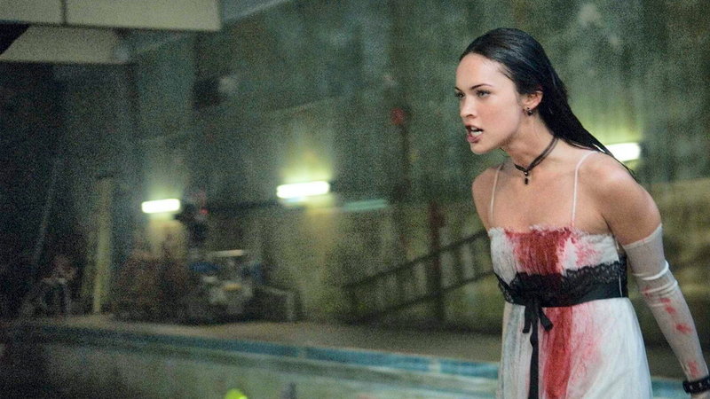 Megan Fox blir besatt av en demon och börjar äta upp pojkarna i sin high school. Skön film att komma tillbaka till verkligheten med efter alla blomsterbaserade kärleksritualer. Pressbild.
