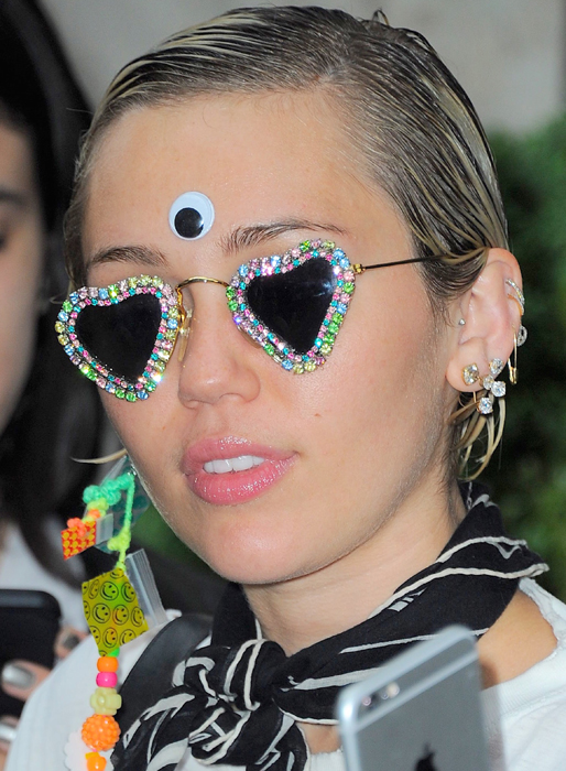 Miley Cyrus har blivit rejvare på ålderns höst. Miley Cyrus har blivit rejvare på ålderns höst.