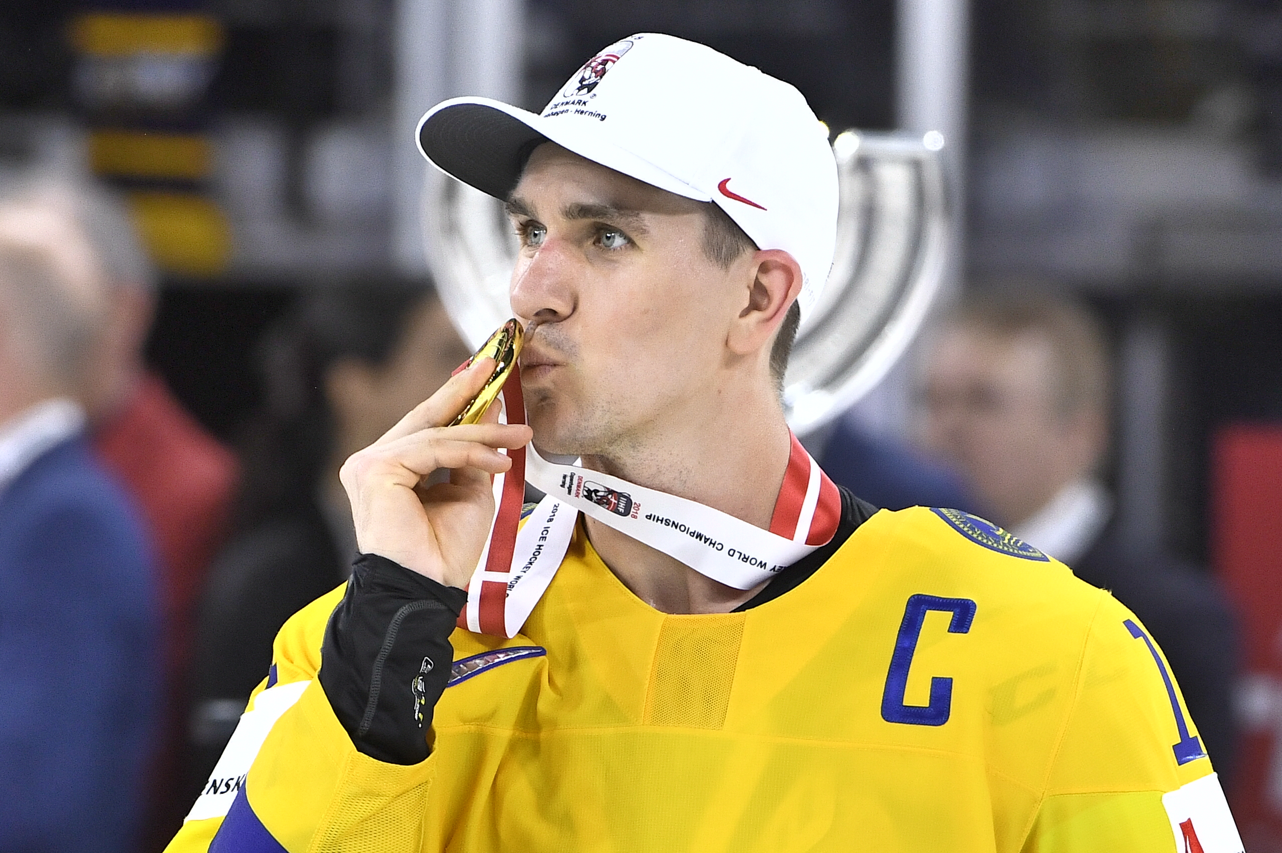 Mikael Backlund kysser sin guldmedalj efter vinsten i hockey-VM. Mikael Backlund kysser sin guldmedalj efter vinsten i hockey-VM.