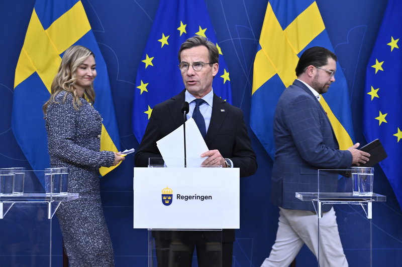 Ebba Busch (KD), energi- och näringsminister, Ulf Kristersson (M), statsminister och Sverigedemokraternas partiledare Jimmie Åkesson (SD), håller pressträff för att presentera budgetnyheten att man vill sänka matmomsen. Foto: Christine Olsson/TT Ebba Busch (KD), energi- och näringsminister, Ulf Kristersson (M), statsminister och Sverigedemokraternas partiledare Jimmie Åkesson (SD), håller pressträff för att presentera budgetnyheten att man vill sänka matmomsen. Foto: Christine Olsson/TT