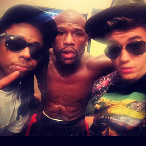 Här poserar Lil Wayne och Justin Bieber med Floyd Mayweather. 