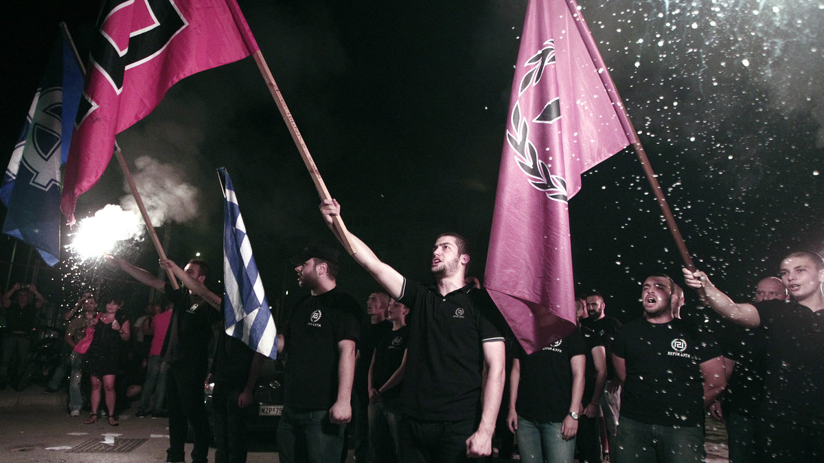 Partiet uppmanar nu sina sympatisörer att sluta upp utanför Atens polishus.