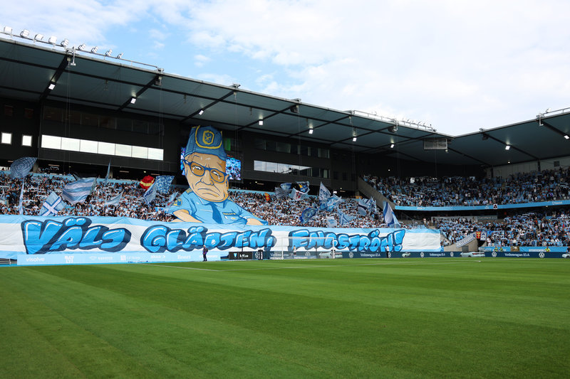 Malmös tifo med kritik mot polischef Per Engström under lördagens match i allsvenskan mot Djurgården.