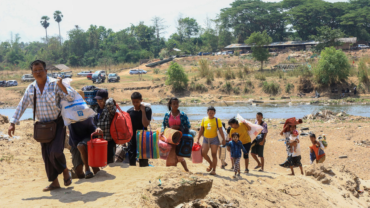 Flyktingar från östra Myanmar som tar sig till Thailand.