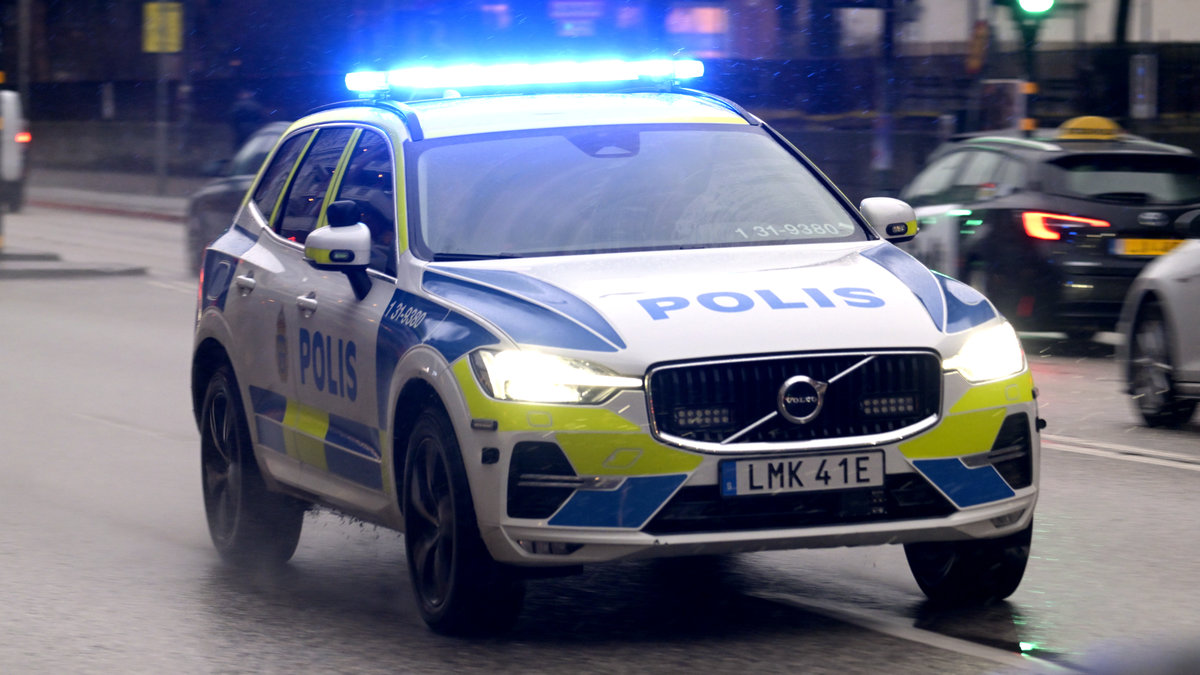 Polis skadad av naken man i Stockholm: "Blödde kraftigt"