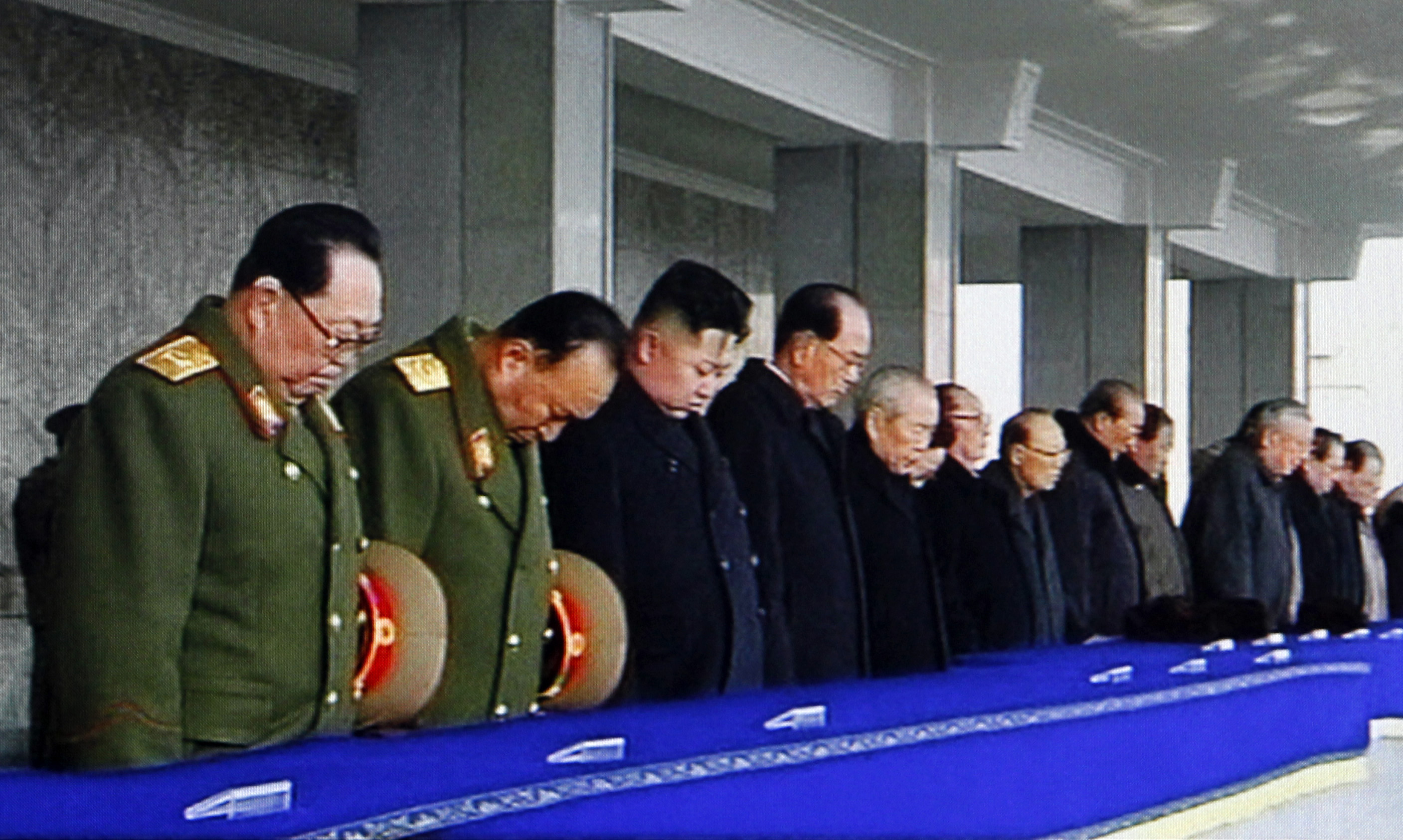 Kim Jong-Un tillsammans med militära och politiska ledare.