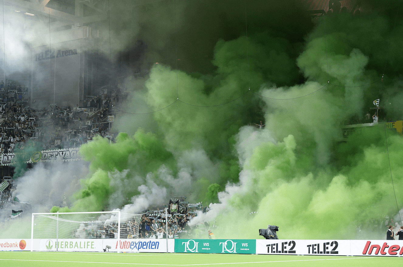 Hammarby med grönvita rökbomer. Hammarby med grönvita rökbomer.