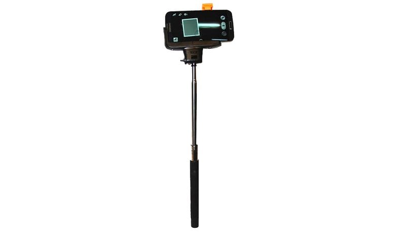 En selfiestick som present