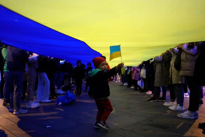 Ukrainska flaggor vid en stöddemonstration för Ukraina i Prag tidigare i år. Arkivbild.