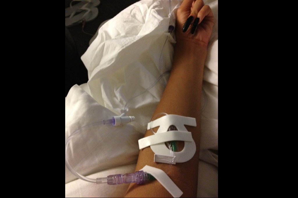 Stjärnan twittrade från sjukhuset och publicerade den här bilden på sin arm som hon fått dropp i. 