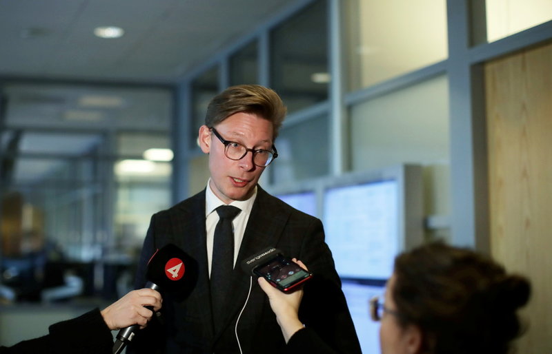 Försvarsadvokaten Pontus Lindgren vid häktningsförhandlingen i Göteborgs tingsrätt. De två som häktats nekar till brott.