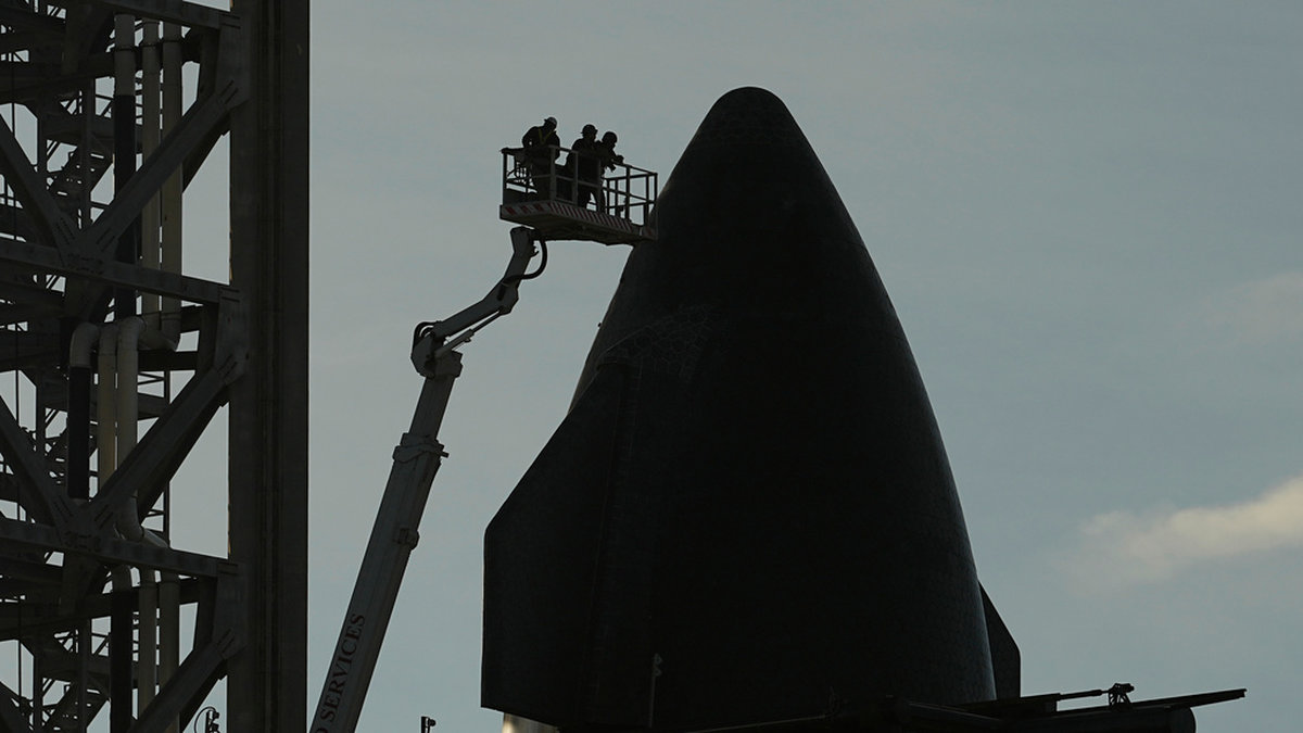 Personal jobbar kring Starships nos på startplattan i Texas.