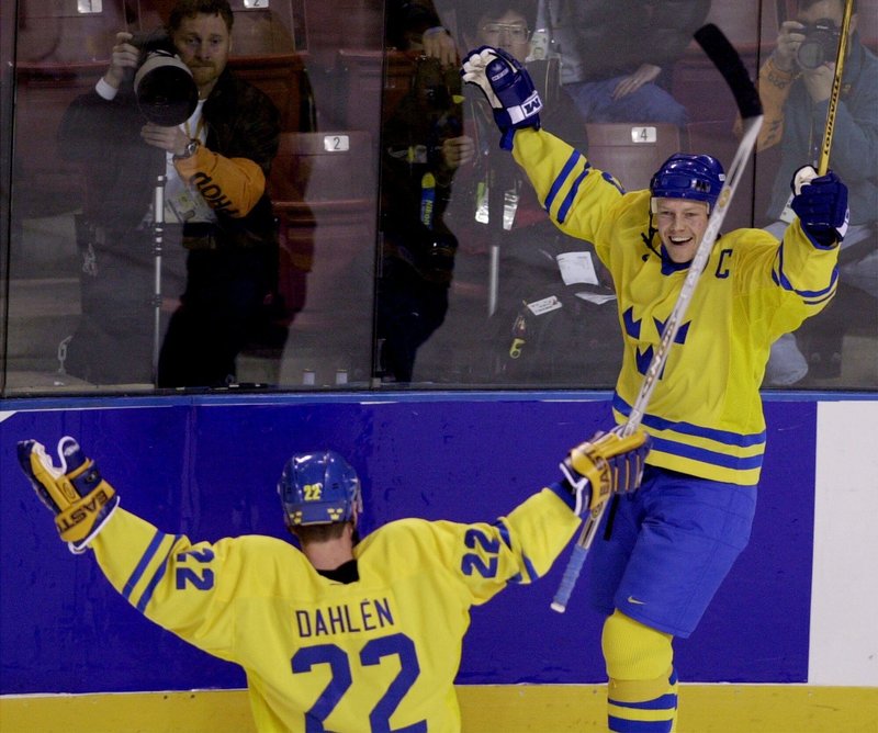Ulf Dahlén firar ett mål lagkamraten i Tre Kronor, Mats Sundin. Foto: Stella Pictures