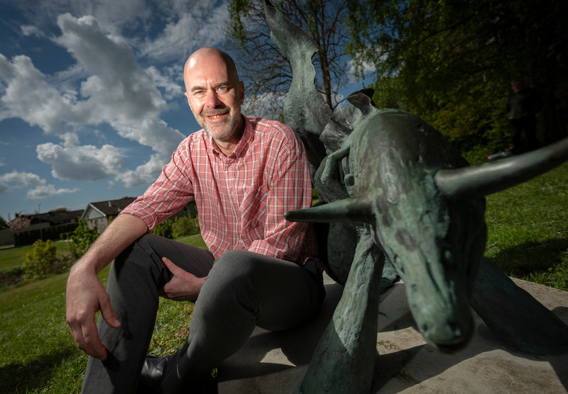 Författaren Patrik Svensson tillsammans med en staty av Piratens hornål.