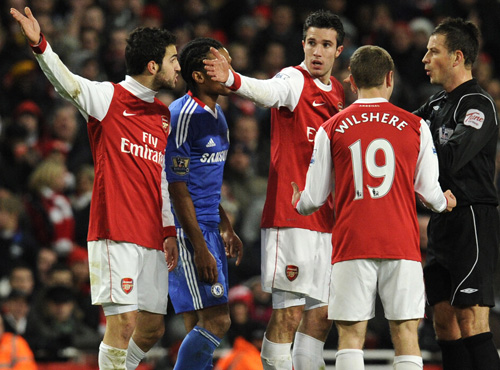 Domaren Mark Clattenburg hade mycket att göra i matchen. Domaren Mark Clattenburg hade mycket att göra i matchen.