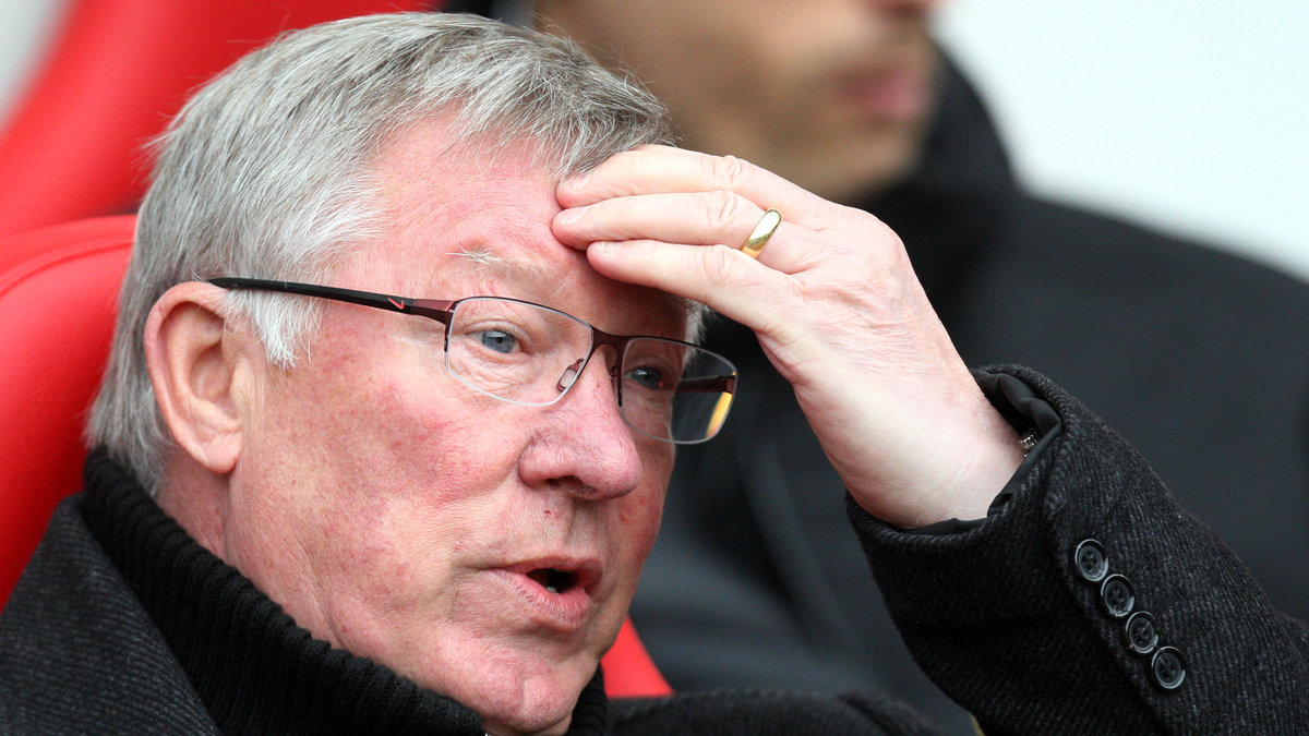 Sir Alex Ferguson kritiserar de egna spelare för att inte har gett van Persie de bollar han behöver.
