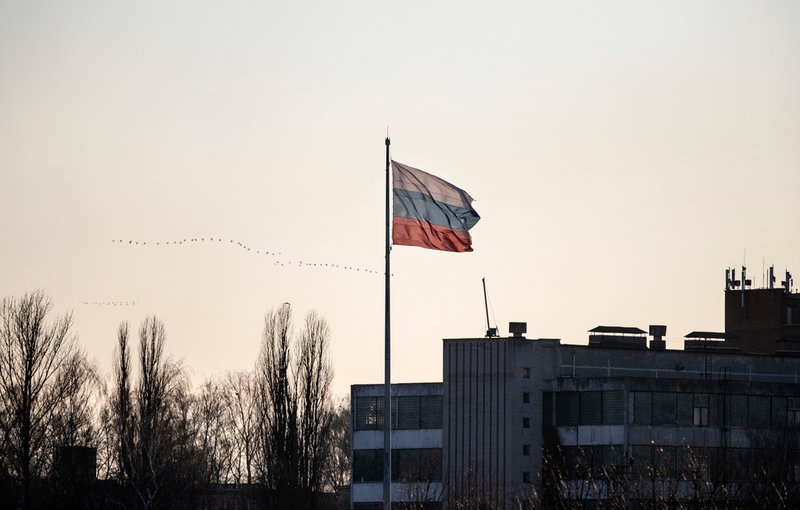 På den andra sida floden Njemen vajar en rysk flagga i Sovjetsk i ryska Kaliningrad.
