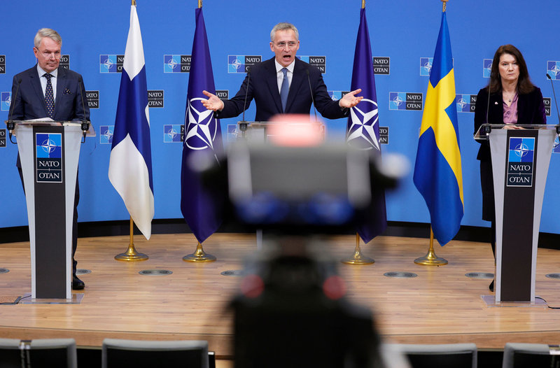 Finlands utrikesminister Pekka Haavisto, Natos generalsekreterare Jens Stoltenberg och Sveriges utrikesminister Ann Linde håller presskonferens i Bryssel.