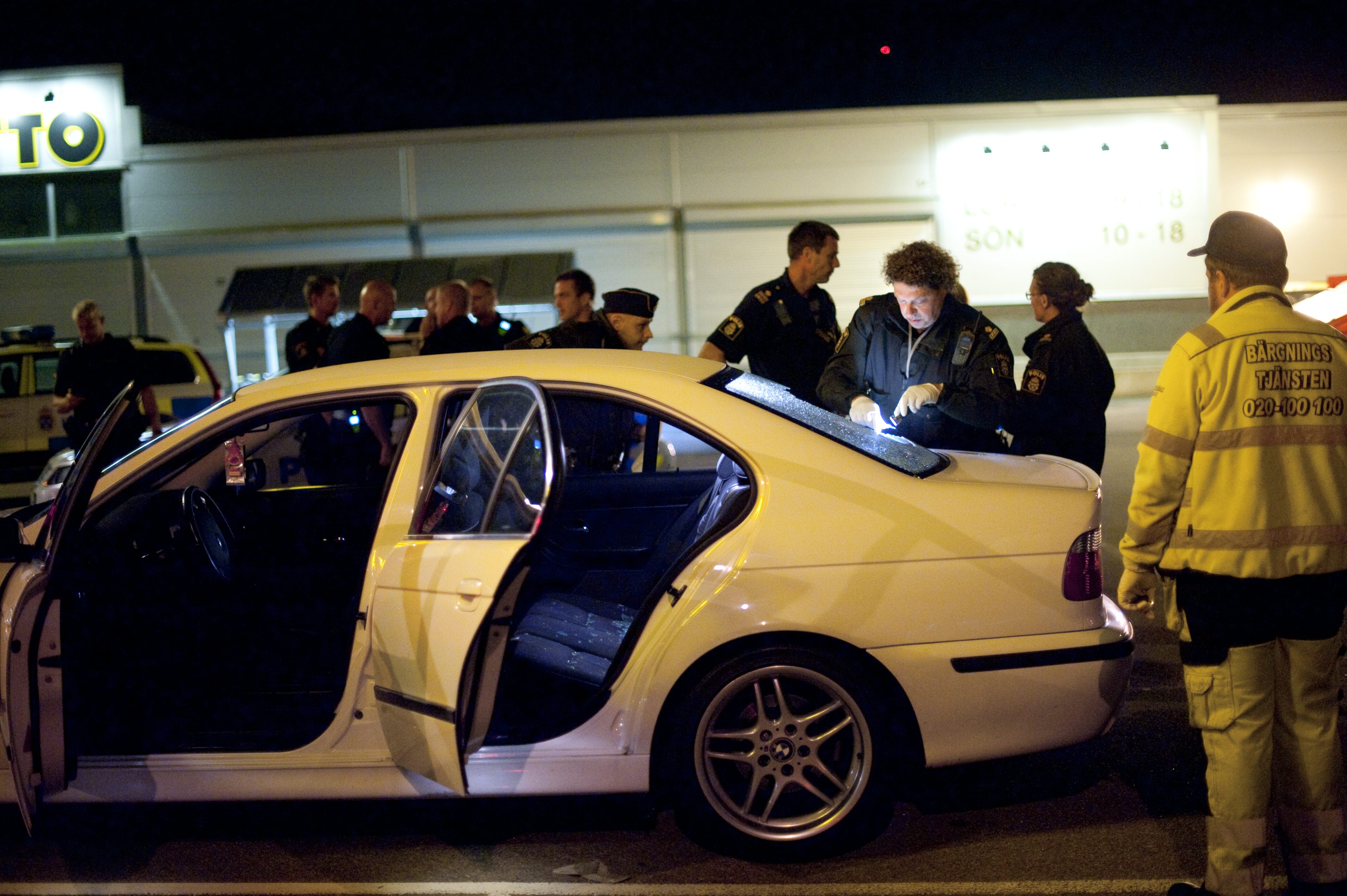 Polisen undersöker en vit BMW med trasig bakruta på Nettos parkering vid Backa Kyrkogata efter en skottlossning i slutet på augusti.