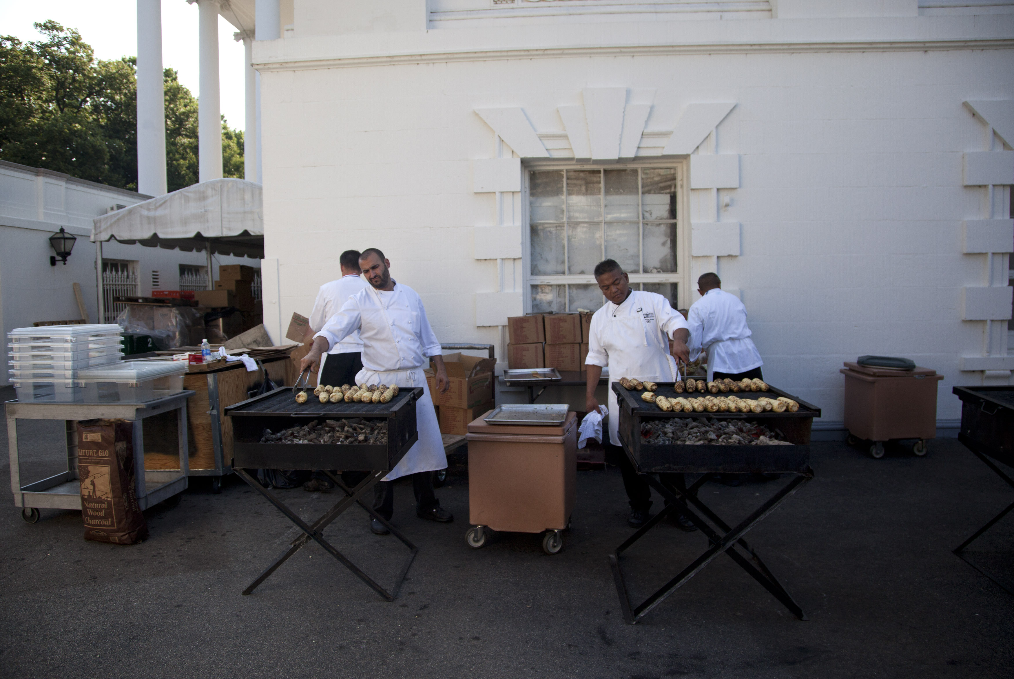 Washington. Kockarna i Vita Huset förbereder president Barack Obamas mat. Majskolvar står på menyn. 