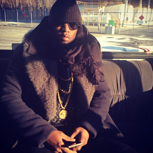 Diddy värmer sig i päls i New York. Diddy värmer sig i päls i New York.