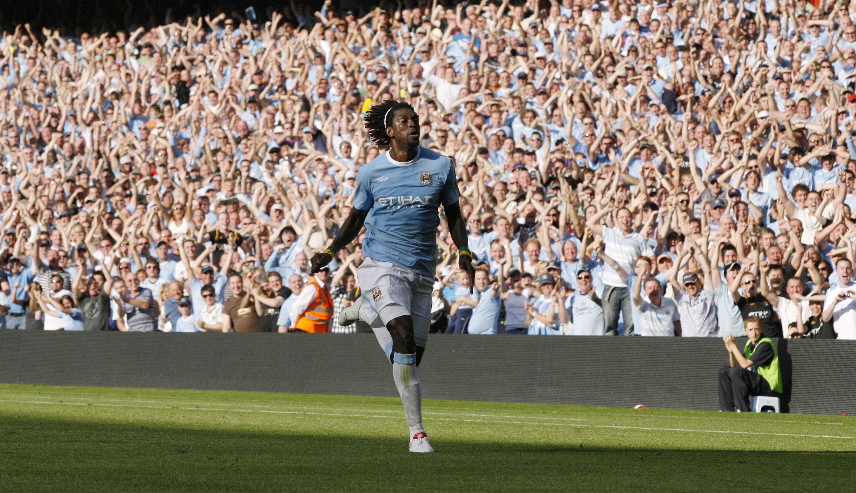 5. Emmanuel Adebayor är klubbparasiten som gärna strör salt i såren på besvikna supportrar. Ingen glömmer väl hans målfirande för Manchester City mot Arsenal när han precis hade bytt klubb? 5. Emmanuel Adebayor är klubbparasiten som gärna strör salt i såren på besvikna supportrar. Ingen glömmer väl hans målfirande för Manchester City mot Arsenal när han precis hade bytt klubb?