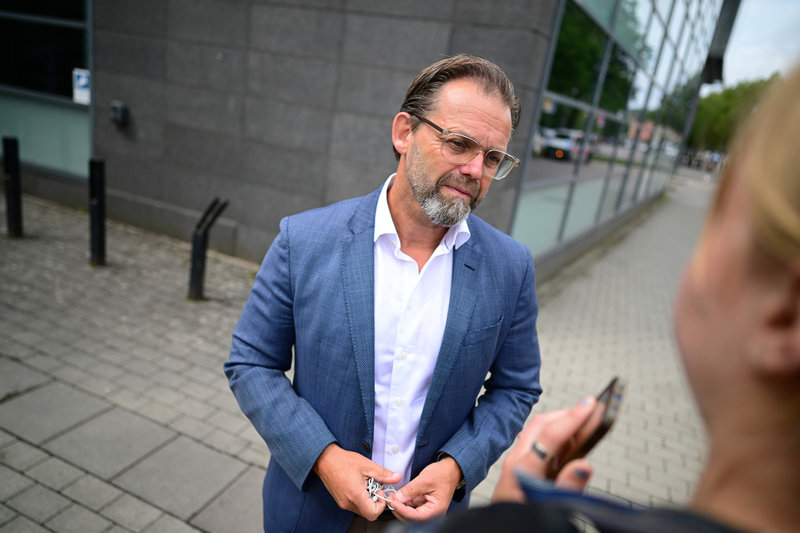 Försvarsadvokat Björn Hurtig utanför Göteborgs tingsrätt efter att dom i målet om mordet på rapparen C Gambino meddelats.
