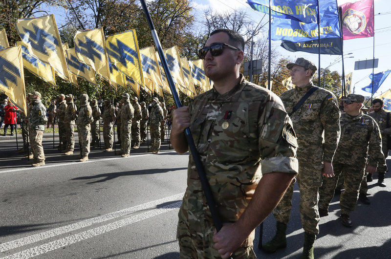 Uniformerade anhängare till den politiska Azovrörelsen under en demonstration i oktober 2020.