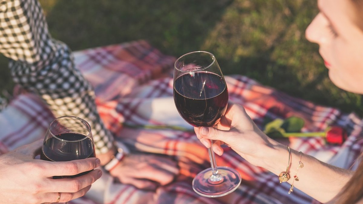 Rödvin innehåller ämnen som verkar öka sexlusten. 