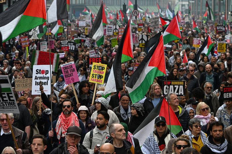 Deltagare vid marschen som anordnades i London på lördagen till minne av fördrivningen av palestinier och som protest mot kriget i Gaza.