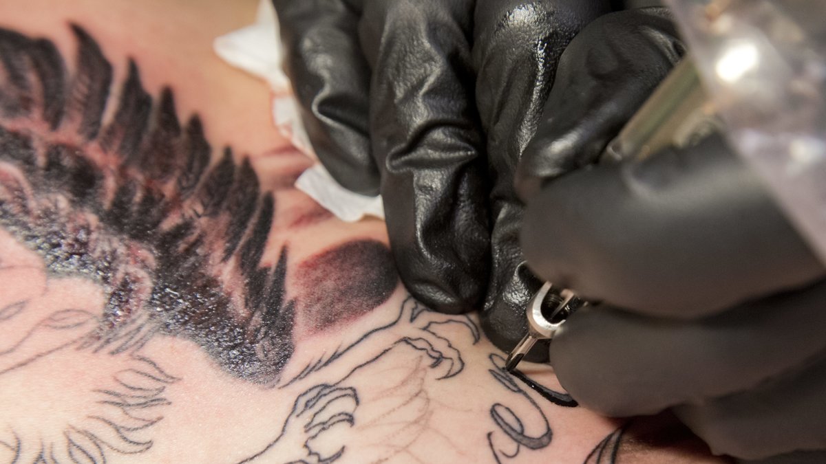 Det är fortfarande oklart om vad tatueringsmotviet egentligen var för något. Det handlar inte om tatueringen på bilden. 
