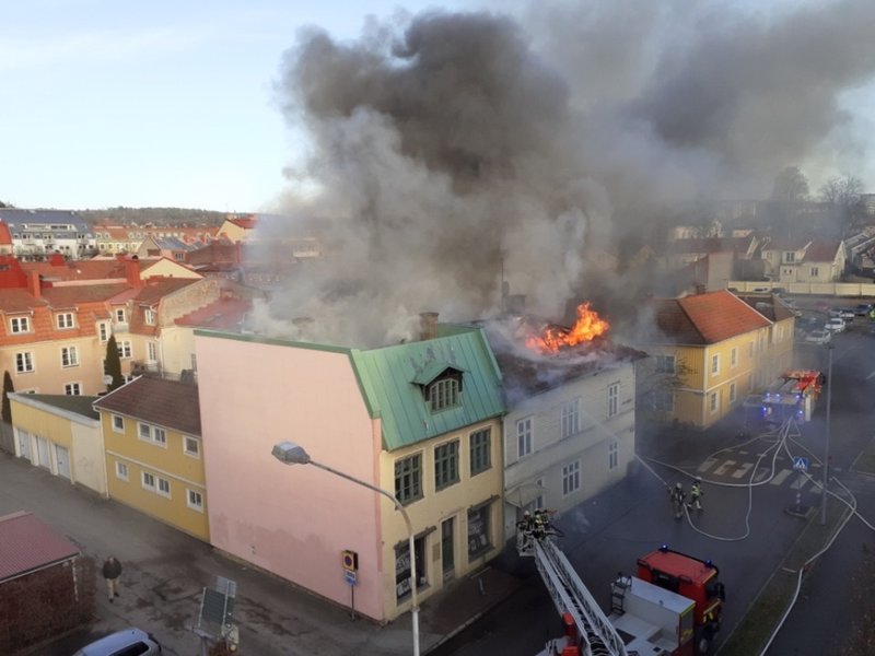 En häftig brand rasade i ett trähus i centrala Uddevalla på onsdagen. En kraftig röklukt spred sig över centrala staden och människor i området uppmanades att hålla sig inomhus.