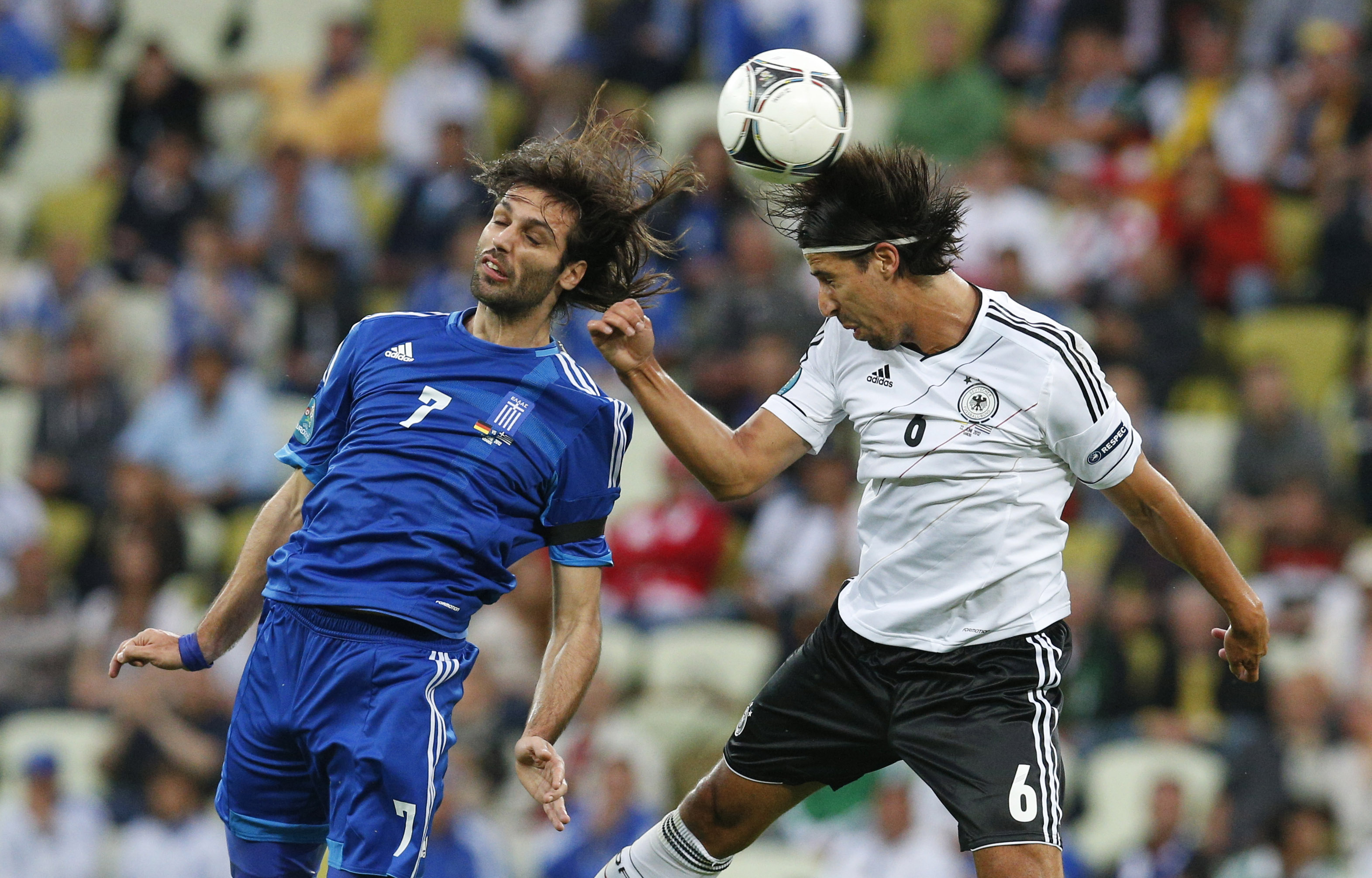 Khedira vinner en nickduell mot långe Samaras. Khedira vinner en nickduell mot långe Samaras.