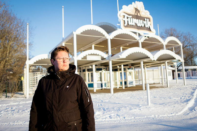 Sandra Wilke, vd Furuviksparken utanför djurparkens huvudentré på fredagen. Arkivbild.