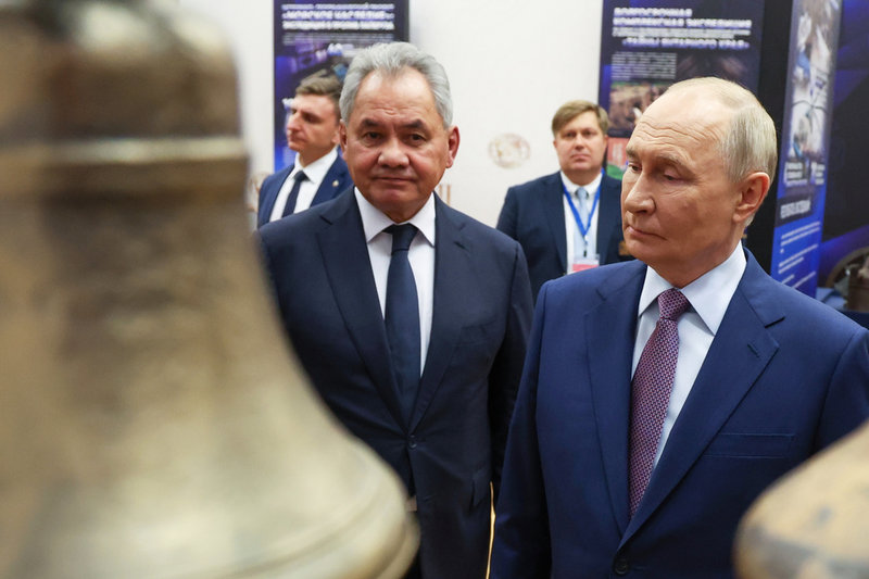 Den tidigare försvarsministern Sergej Sjojgu har stått Vladimir Putin nära under lång tid, men mötte hård kritik under början av det större kriget. Han petades som minister och är nu sekreterare i Putins säkerhetsråd. Här ses Sjojgu och Putin vid ett evenemang i oktober förra året.
