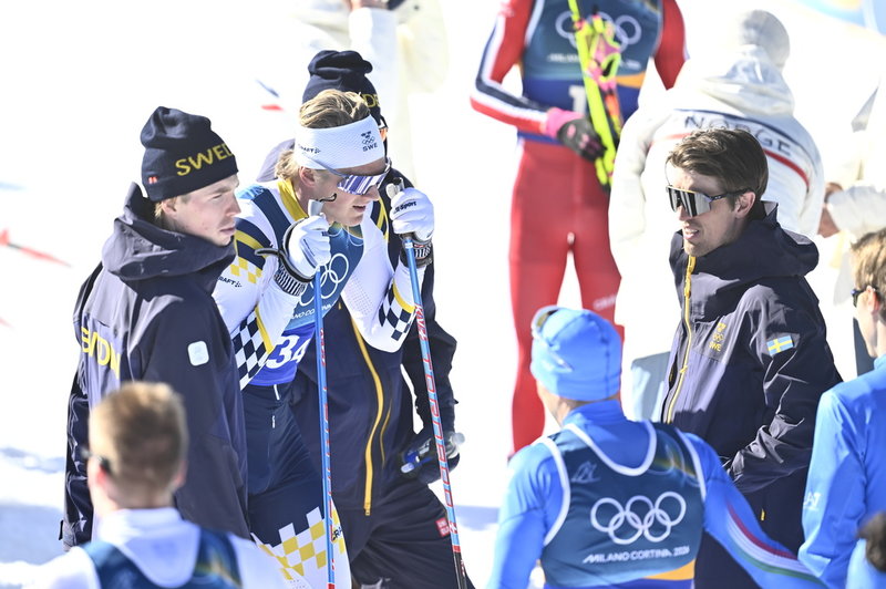 Edvin Anger med lagkamraterna efter att ha gått i mål på sistasträckan.