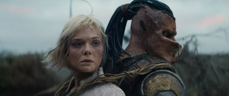 Thia (Elle Fanning) och Dek (Dimitrius Schuster-Koloamatangi) i "Predator: Badlands". 