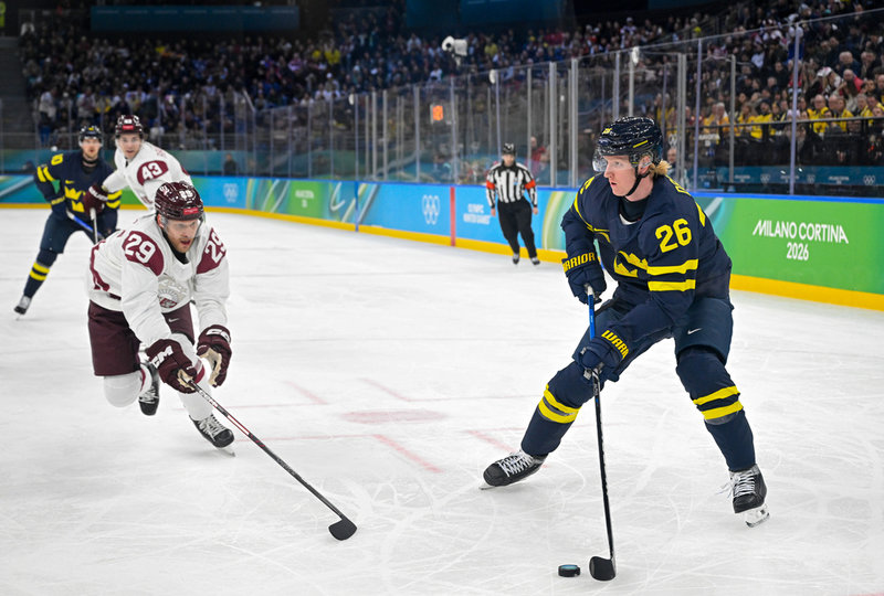 Backstjärnan Rasmus Dahlin med pucken när Sverige slog Lettland med 5–1 i åttondelsfinal i går kväll. Nu väntar USA i OS-kvartsfinal – i kväll klockan 21.10 i Milano.
